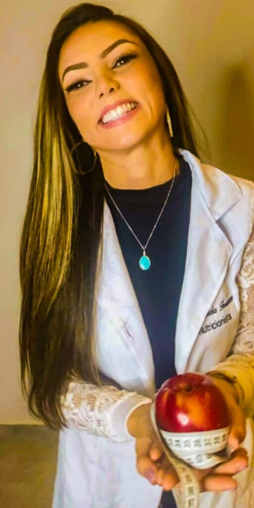 Foto sorridente da Dra. Fabiola Ferraresso Nutricionista Pindamonhangaba, representando sua abordagem positiva e dedicada à nutrição saudável.